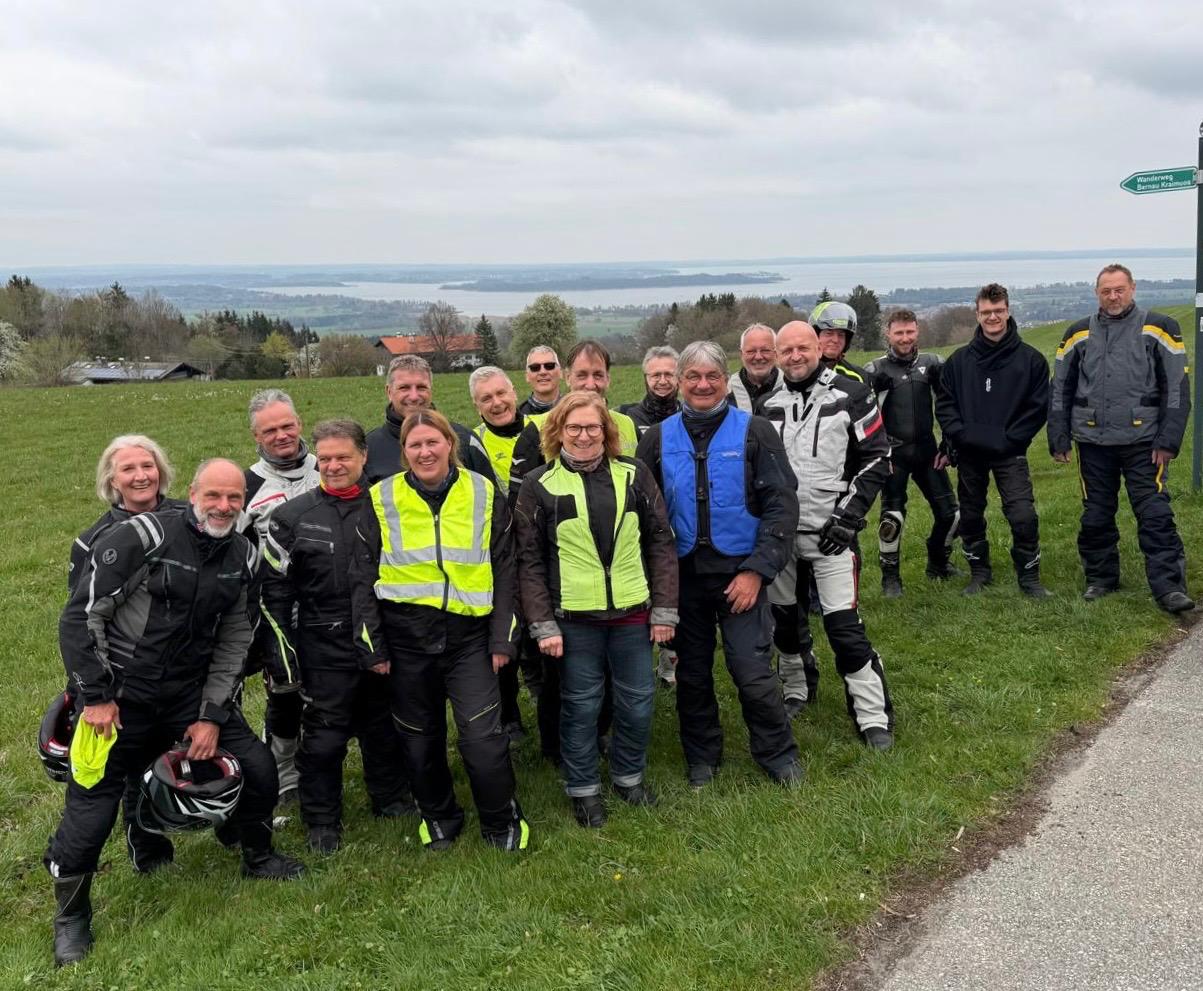 Die Himmelsflitzer auf einer Ausfahrt mit Blick auf den Chiemsee